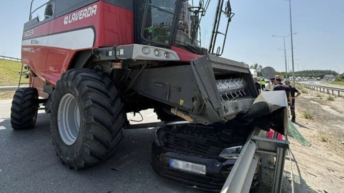 Balıkesir'de otomobil, freni kilitlenen biçerdöverin altına girdi