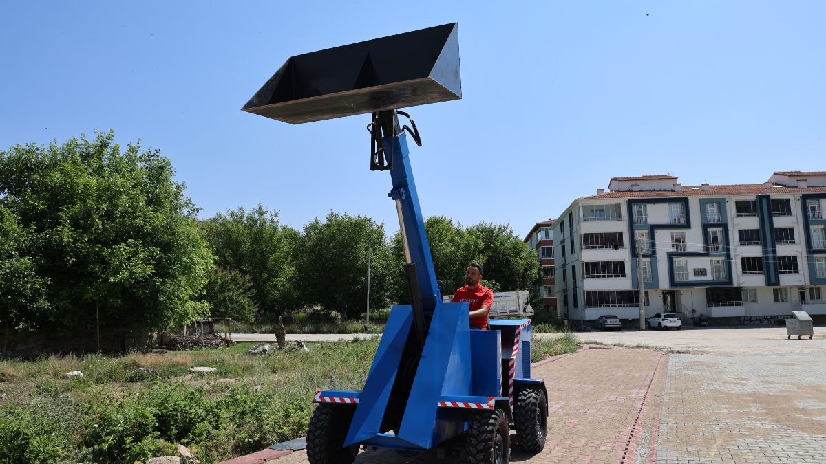 Kırşehir'de kendi imkanlarıyla iş makinesi yaptı