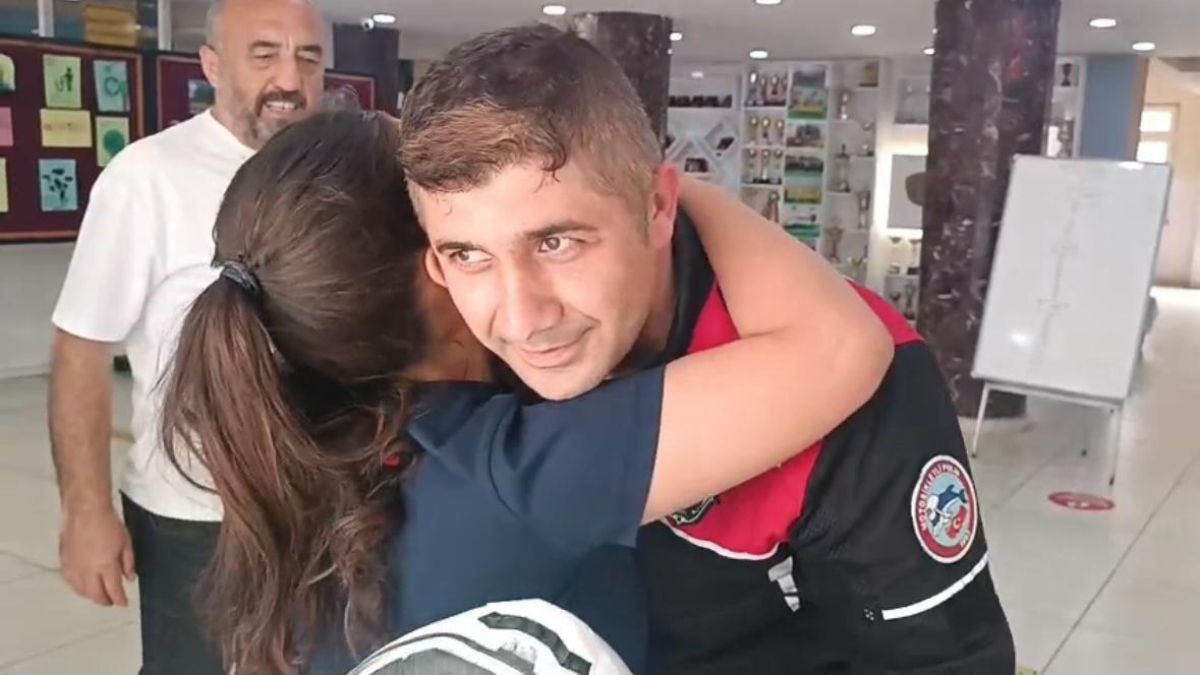 Trabzon’da sınava geç kalan öğrenciyi polisler motosikletle yetiştirdi
