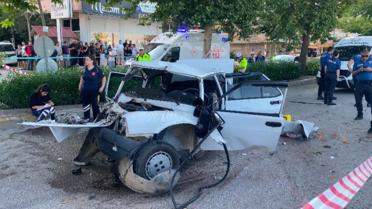 Denizli'de ağaca çarpan Tofaş hurdaya döndü: 1 ölü, 4 yaralı