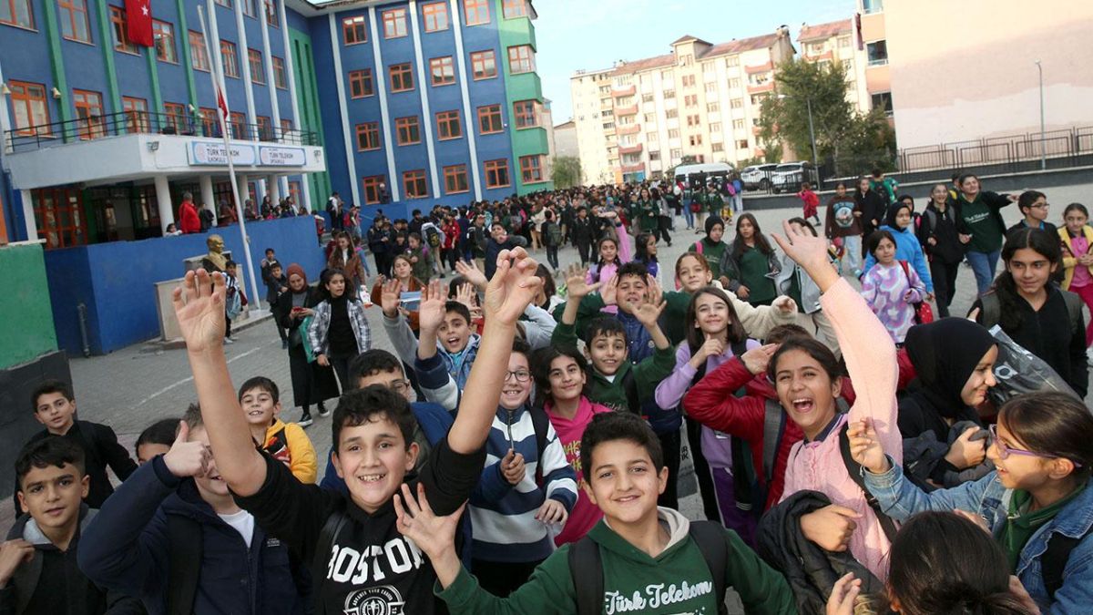 Yaklaşık 20 milyon öğrenci cuma günü karne alacak
