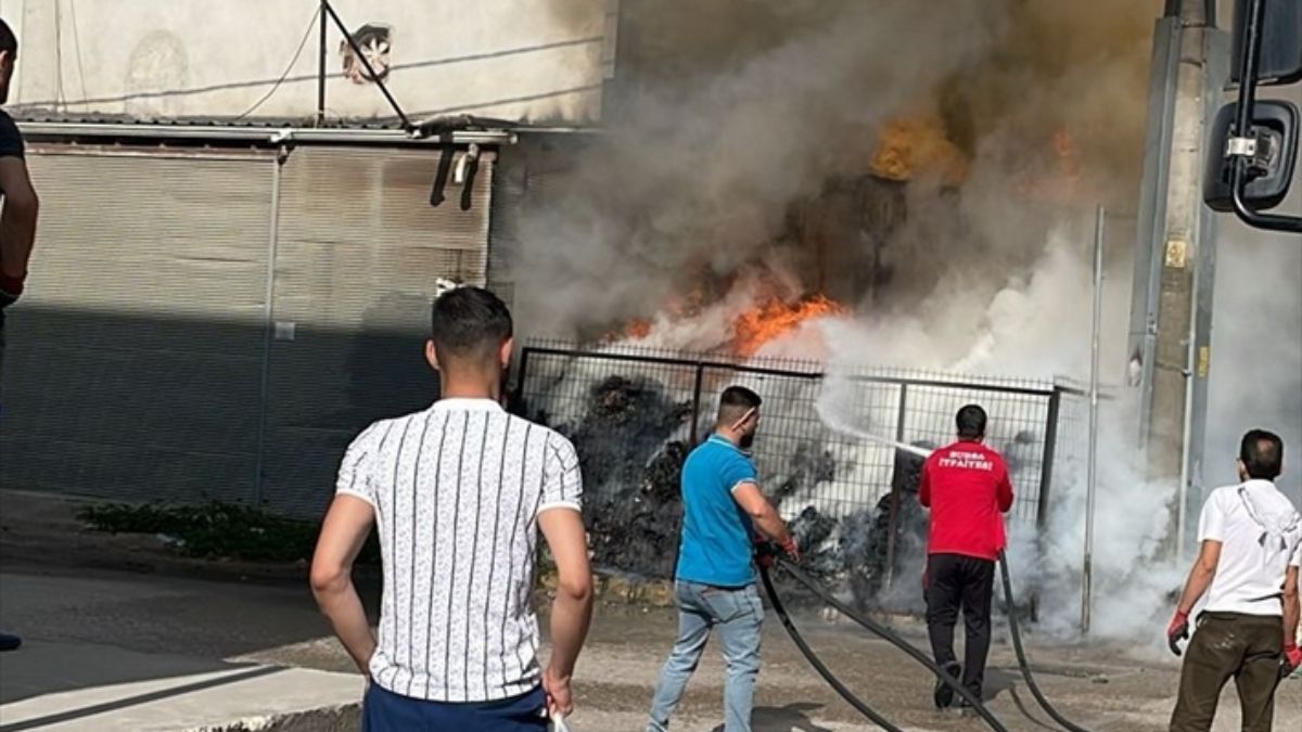 Bursa'da mobilya fabrikasının bahçesinde yangın