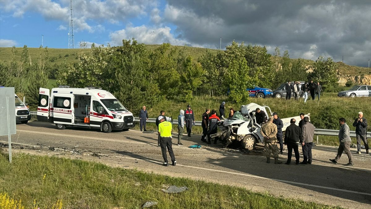 Bayburt'ta tır ile kamyonetin çarpıştı: 1 ölü