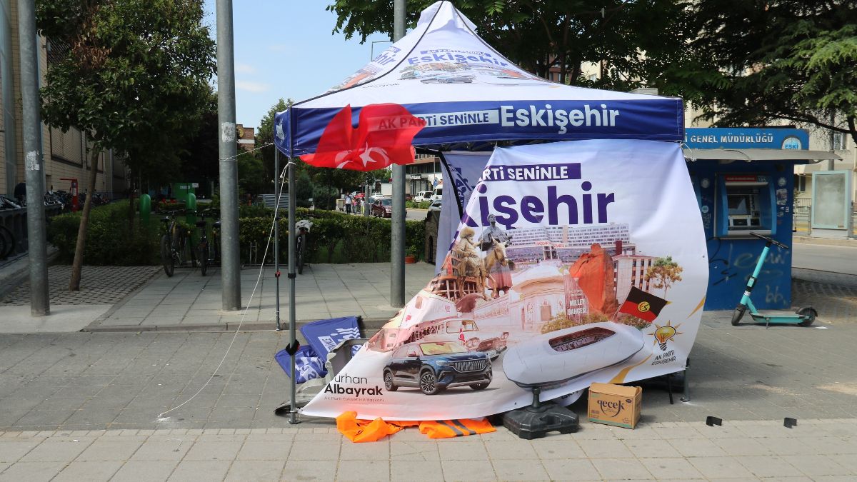 Eskişehir'de AK Parti'nin standına saldırı