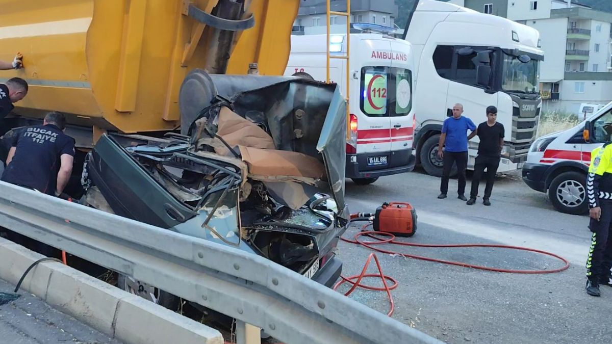 Burdur'da otomobil kamyonun altına girdi: 18 yaşındaki sürücü öldü