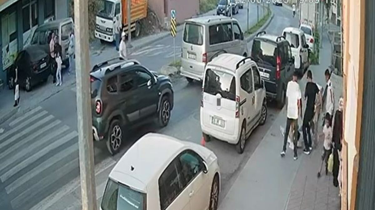 İstanbul'da bir genci sokak ortasında sopayla dövdüler