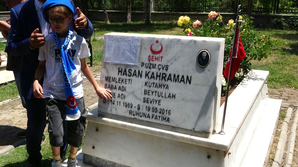 Kütahya'da karnesini aldı, şehit olan babasının kabrine götürdü