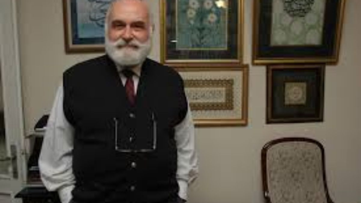 Mütefekkir Ahmed Yüksel Özemre'nin hayatını anlatan kaynak kitap: Üsküdar’ın Son Sırlısı