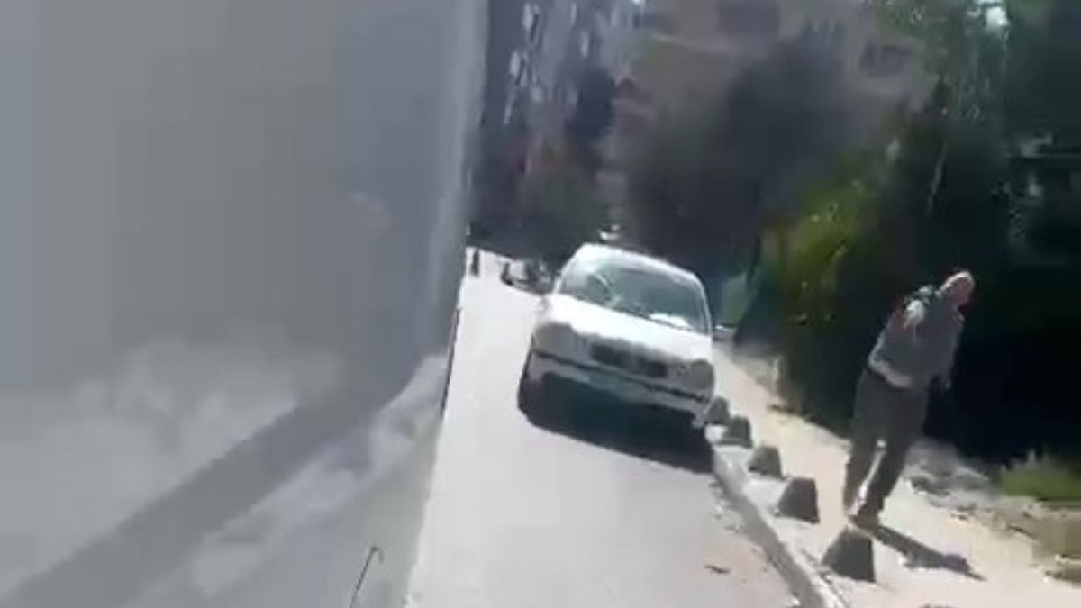 İstanbul'da yol verme kavgası: Aracı taşladı