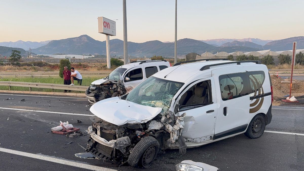 Antalya'da şerit ihlali yapan araç kazaya karıştı