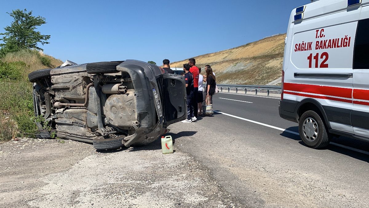 Kocaeli'de 5 kişinin içinde olduğu otomobil kaza yaptı