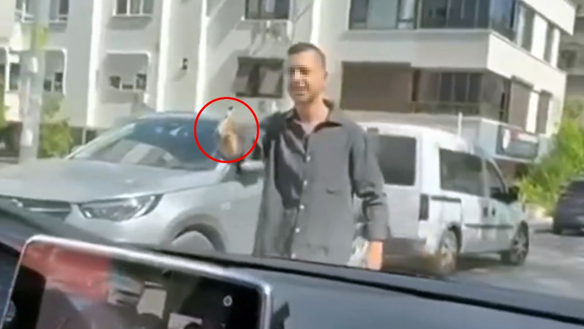 Antalya'da trafikte kadınlara silah çekti: Evinden cephanelik çıktı