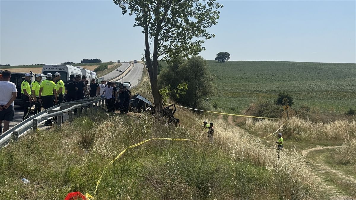 Edirne'de otomobilin ağaca çarpması sonucu 5 kişi hayatını kaybetti