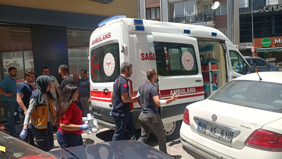 Aydın'da kendisine çarpan aracın camını yumruklayınca yaralandı