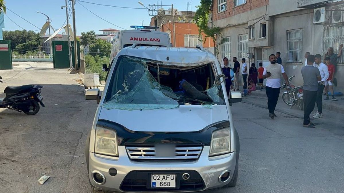 Adıyaman’da tribün paneli seyir halindeki aracın üzerine düştü