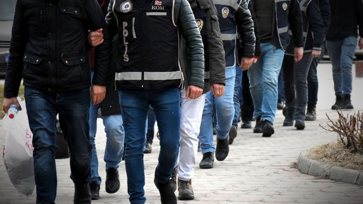 İzmir'de FETÖ operasyonu: 14'ü polis 20 şüpheli yakalandı
