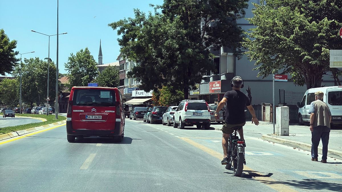 Sakarya’da kendini müziğe kaptırdı, diğer sürücülerin canını tehlikeye attı