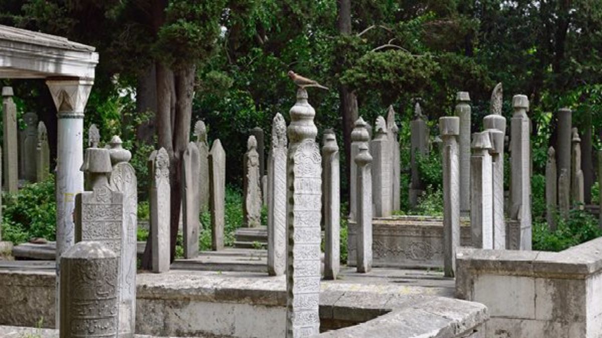 Ölen kişinin kıyafetleri neden dağıtılır? İşte arkasındaki anlam...