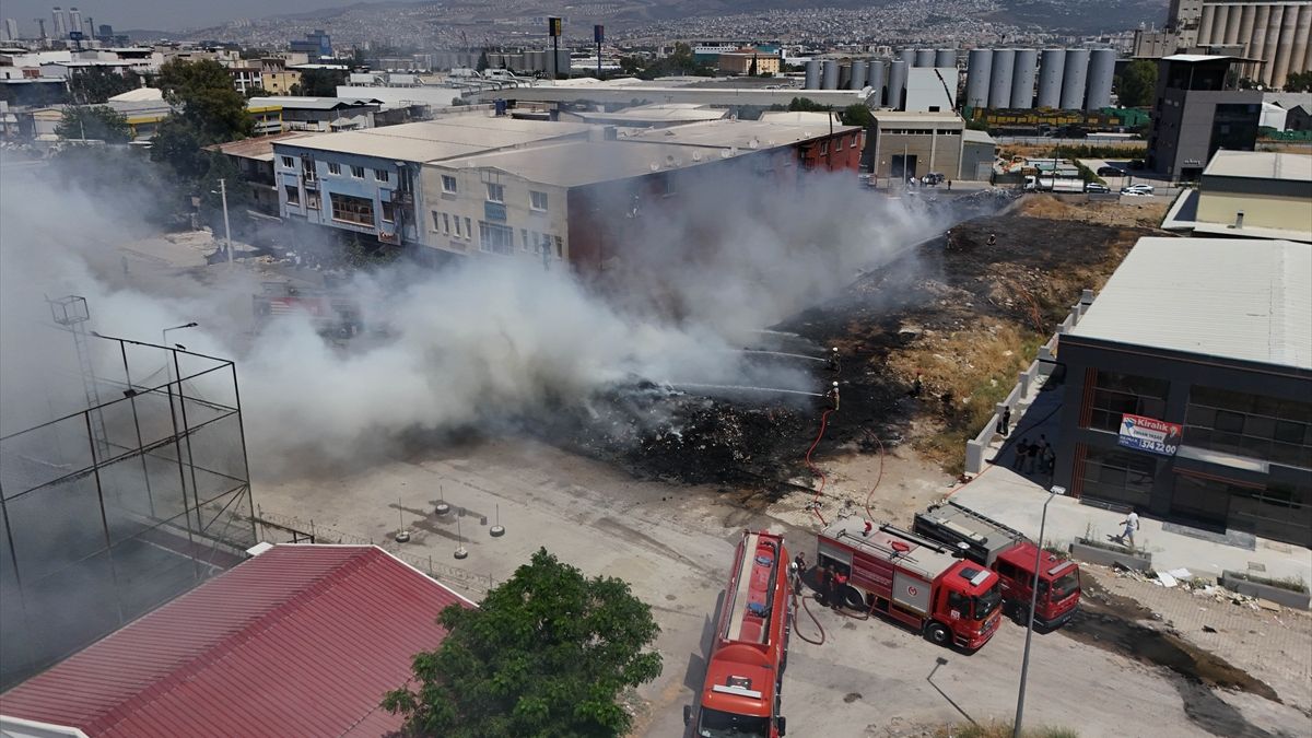 İzmir'deki çöp dağlarında yangın çıktı