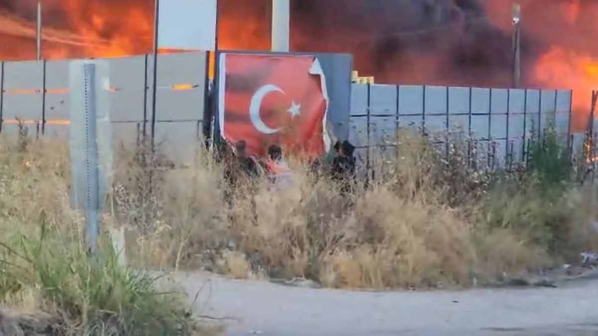 Bursa'da yanan fabrikadaki Türk bayrağı alevlerin içinden kurtarıldı