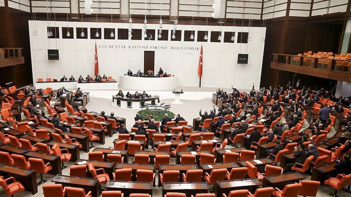 Meclis tatile girmiyor: Çalışma süresi 2 ay uzatıldı