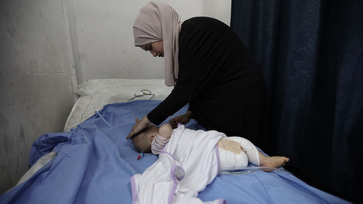 İsrail'in Gazze'ye yönelik bombardımanında 4 aylık bebek bir bacağını kaybetti