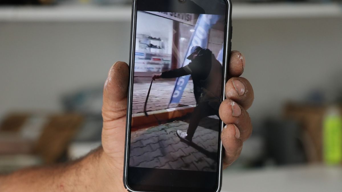 Sivas'ta şaşkın bakışlar arasında korkusuzca 1,5 metrelik yılanı yakaladı
