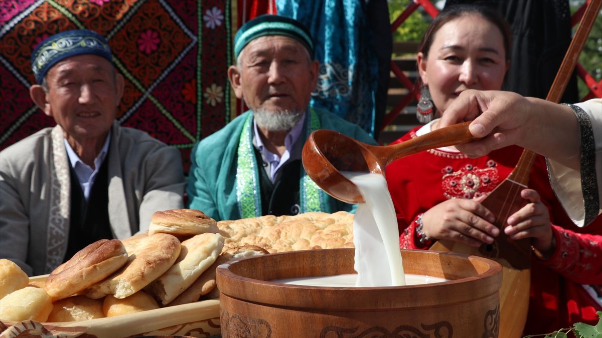 Kazakistan’da gelenek sürüyor