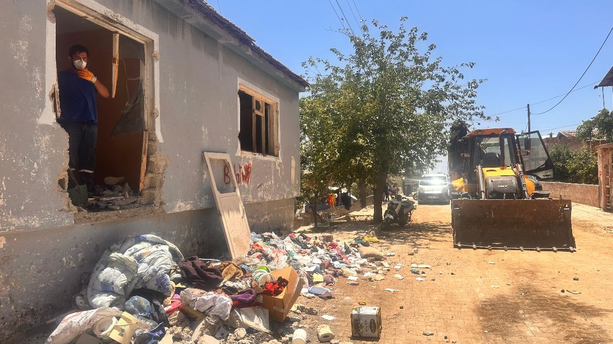 Hatay’da 7 yılda çöple doldurduğu evde temizlik başladı