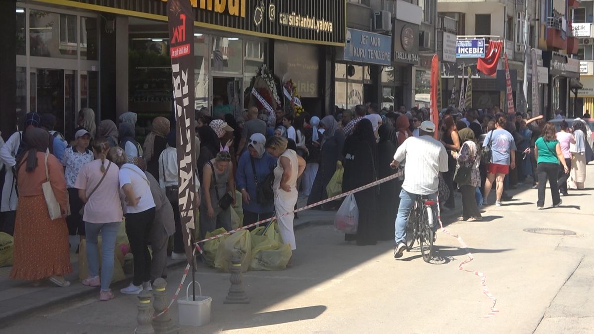Yalova'da mağaza açılışında indirim izdihamı