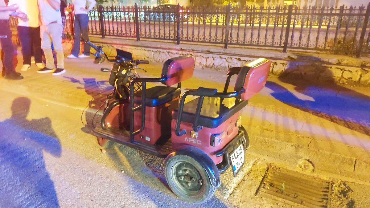 Sakarya'da elektrikli bisiklete binen anne kıza çarpıp kaçtı