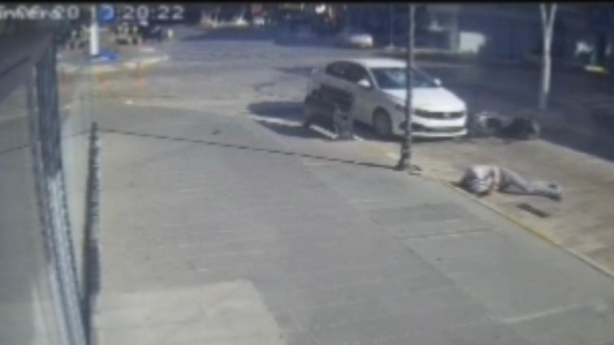 Antalya’da otomobille çarpışan motosiklet sürücüsü metrelerce savruldu