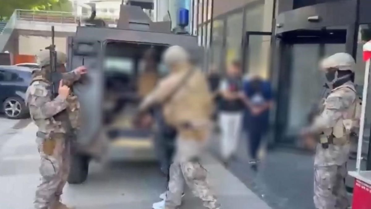 Diyarbakır'da "Akbaba Operasyonu": 18 tutuklama