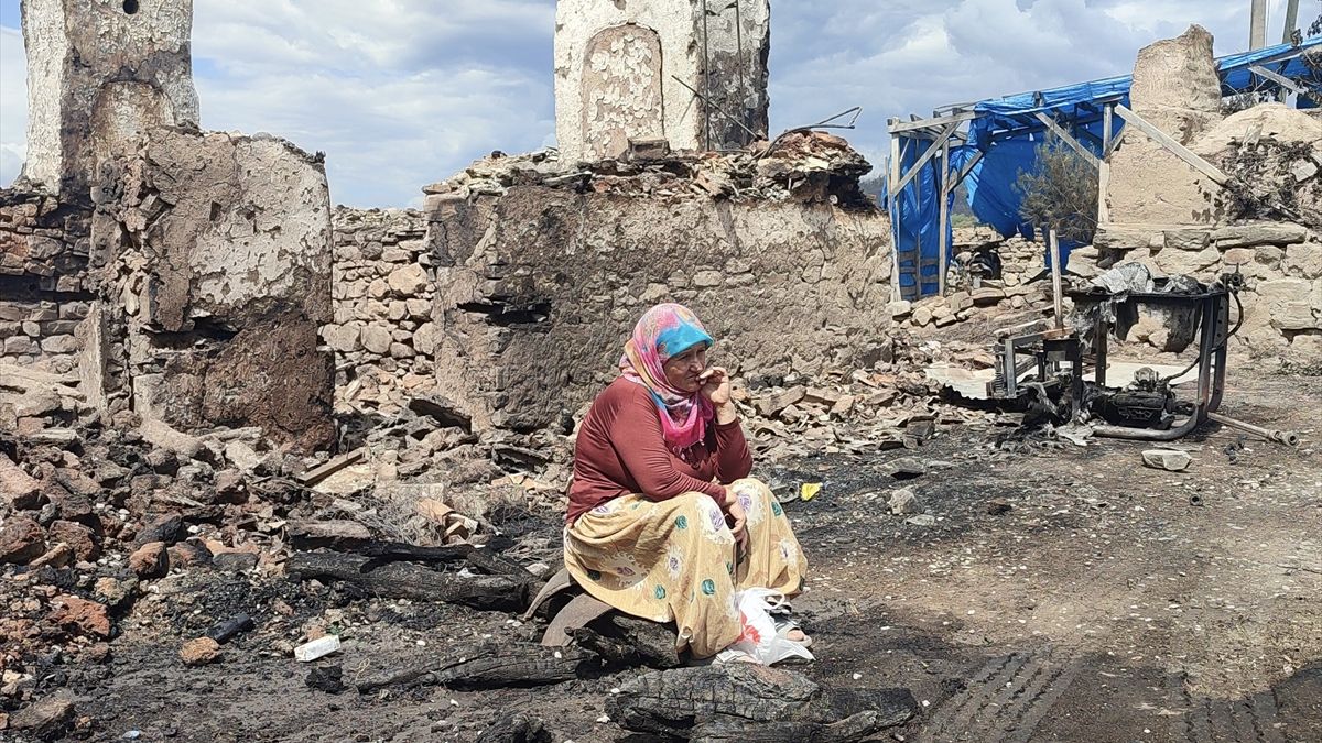 Orman yangınlarında Kaşıkçı Mahallesi büyük zarar gördü