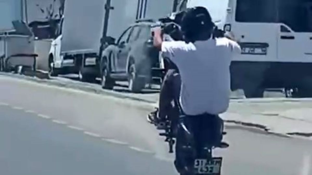 Hatay'da motosikletlinin tehlikeli hareketleri kamerada