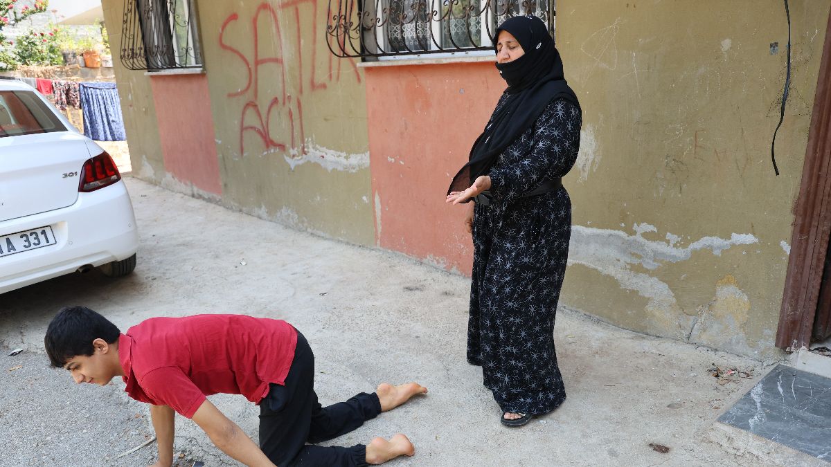 Adana'da tekerlekli sandalyesi çalınan Enes, emekleyerek geziyor