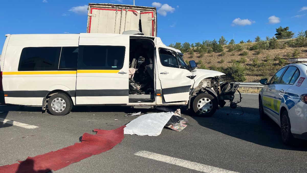 Ankara'da servis minibüsü kamyona çarptı: 1 ölü 5 yaralı