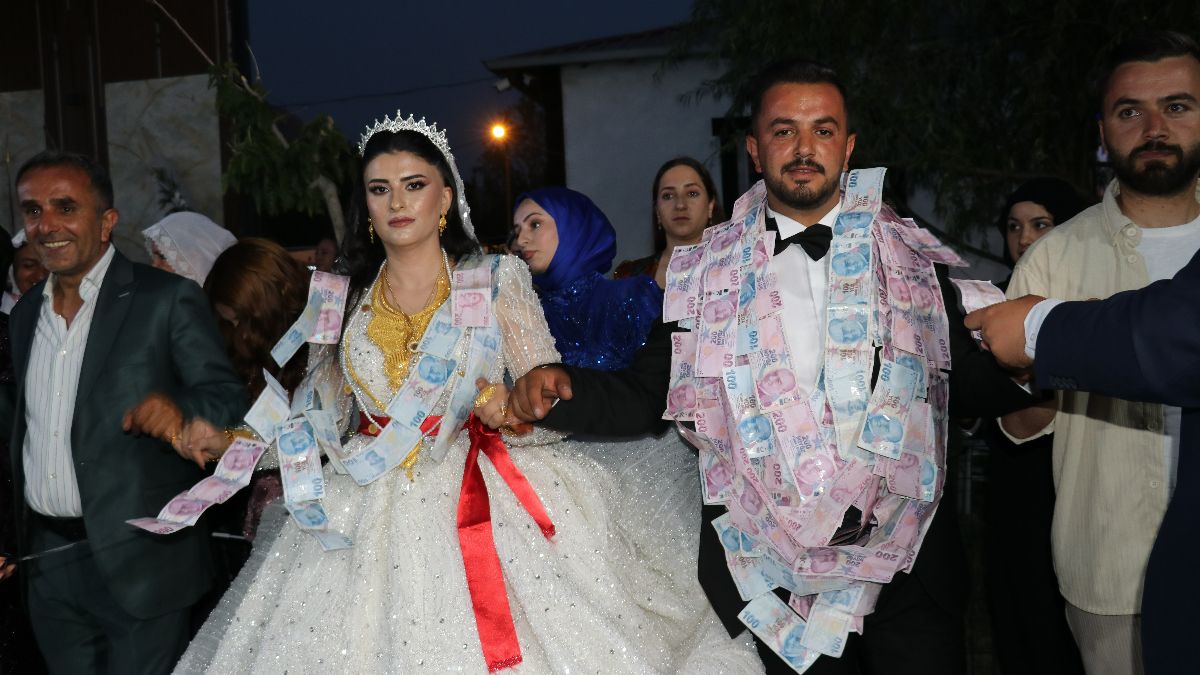Van'da bir düğünde çifte 2 kilo altın, 6,5 milyon TL takıldı