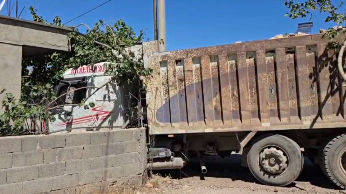 Adana'da freni boşalan hafriyat kamyonu kaza yaptı