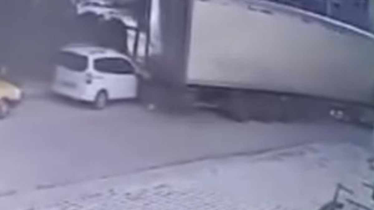 Elazığ'da tır dorsesine takılı kalan araç metrelerce sürüklendi