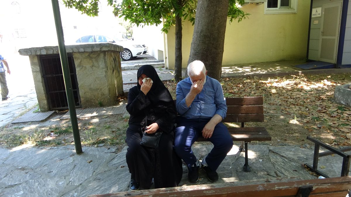 İstanbul'da kızı ve damadıyla aldıkları evden atılınca cami avlusuna yerleştiler