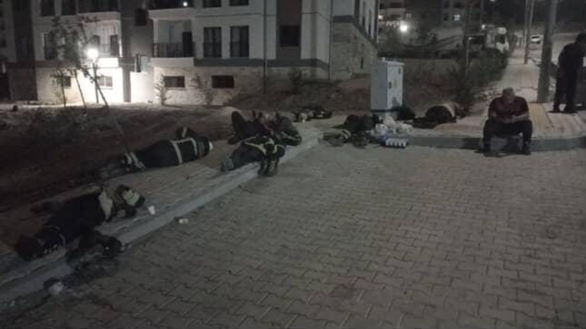 Hatay'da saatler süren yangında yorgun düşen 'yangın savaşçıları' yerde uyuyarak dinlendiler