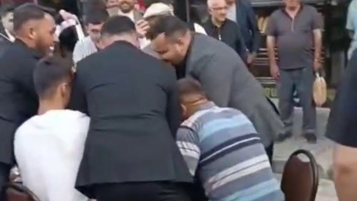 Karabük'te düğün konvoyunun önünü kesip tavla oynadılar