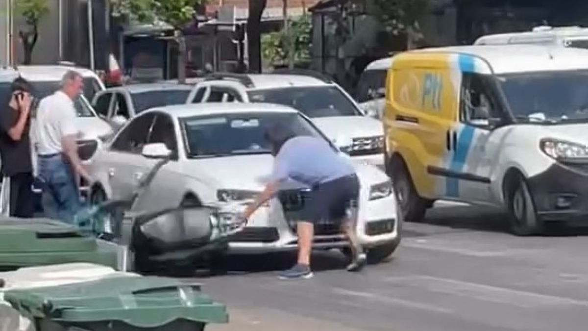 Bursa'da yol verme kavgası: Aracın önünü kesip cama yumruk attı