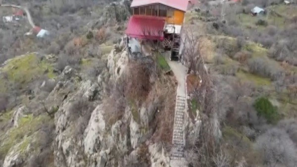 Erzincan'da kayalığa yapılan ev şaşırtıyor