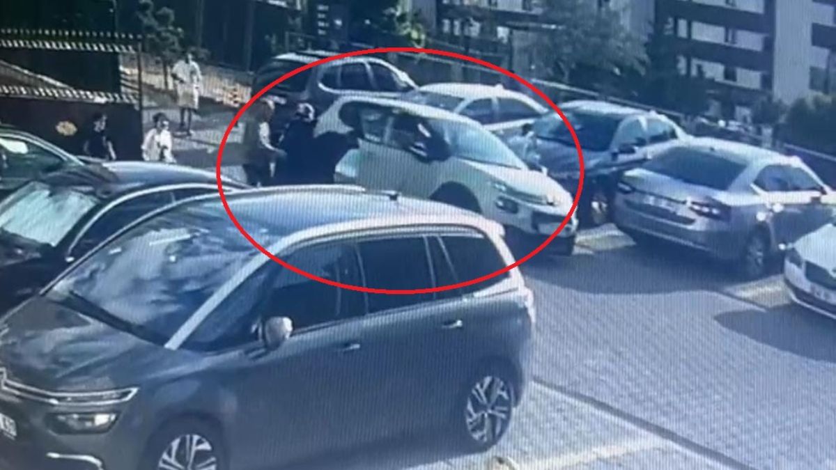 Ankara'da site kapısının önünde bekleyen çifte otomobil çarptı