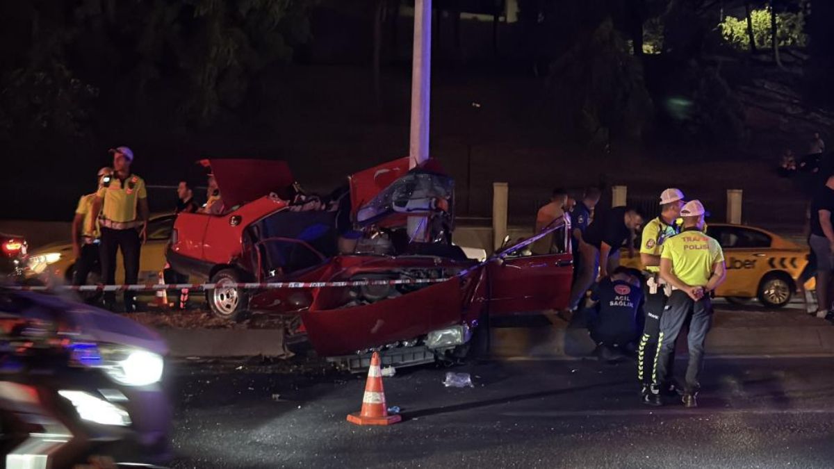 İstanbul Eyüpsultan'da direğe çarpan otomobil hurdaya döndü: 1 ölü
