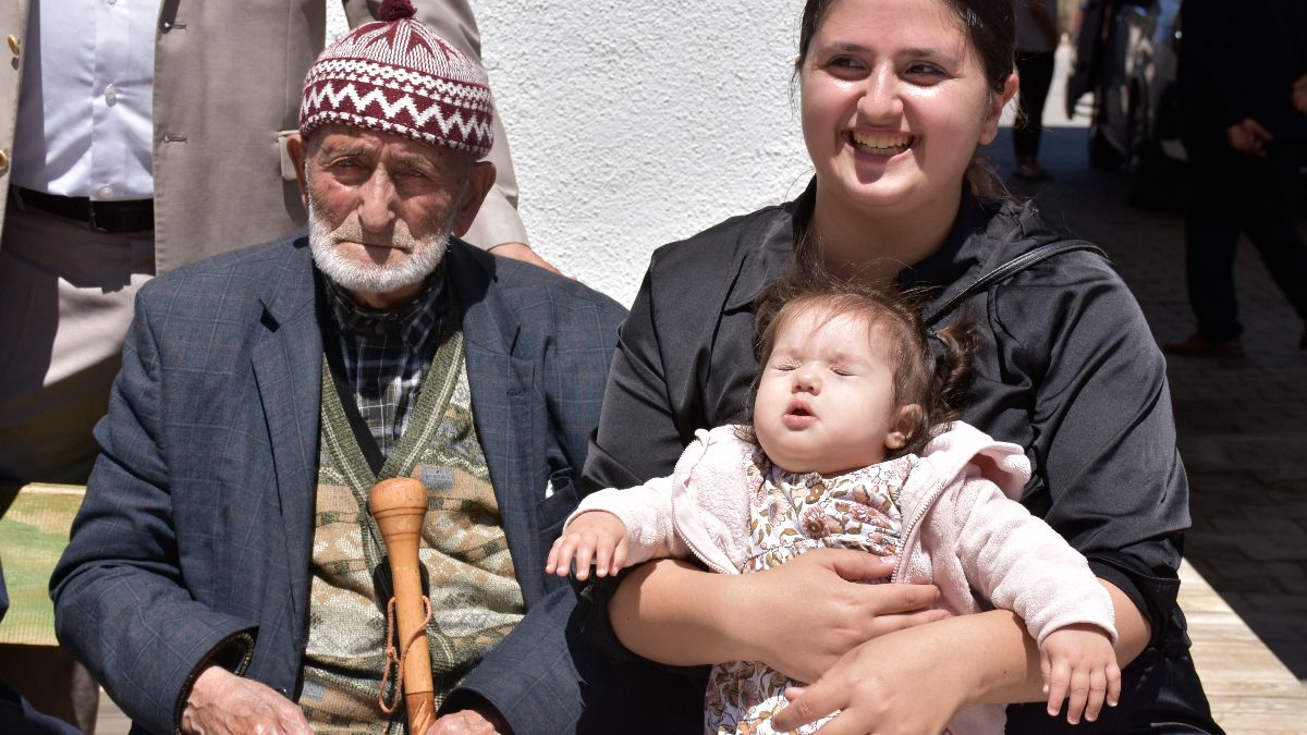 Sivas'ta 100 yaşını torunuyla kutladı