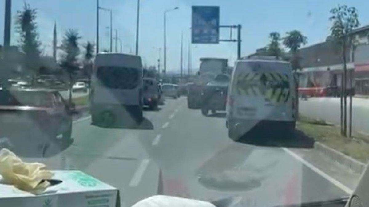 Düzce’de sürücüler ambulansa fermuar yöntemiyle yol verdi