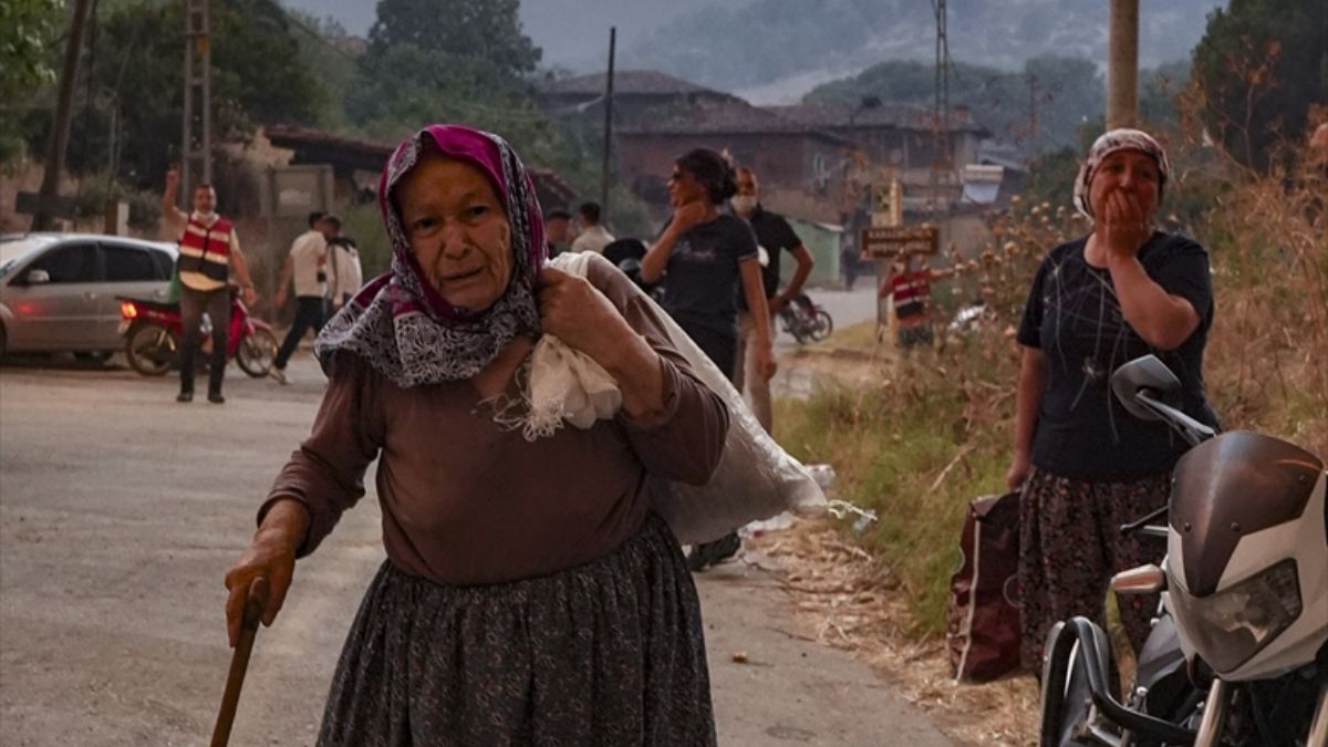 İzmir Ödemiş'te vatandaşlar, yangından kaçmaya çalışıyor